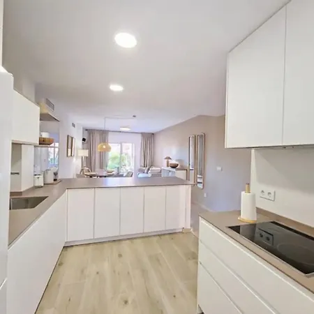 Apartment Coastal Retreat-sleeps 8 Sea View Pool & Parking Estepona