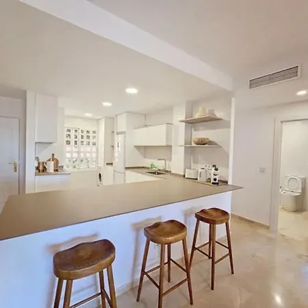 Apartment Coastal Retreat-sleeps 8 Sea View Pool & Parking *